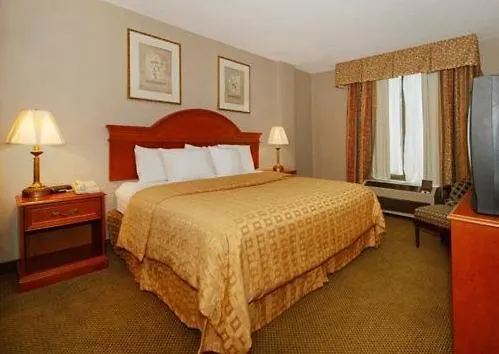 The Clarion Hotel & Suites Conference Center كولومبوس